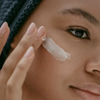 Peau terne, pores visibles, taches pigmentaires ou texture irrégulière ? Découvrez les différences entre les AHA, BHA et PHA et apprenez à choisir l’exfoliant idéal selon votre type de peau pour retrouver un teint lumineux et une peau effet Glass Skin.