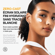 modèle qui montre la texture de la crème solaire anua zéro cast fini hydratant sans traces blanches 