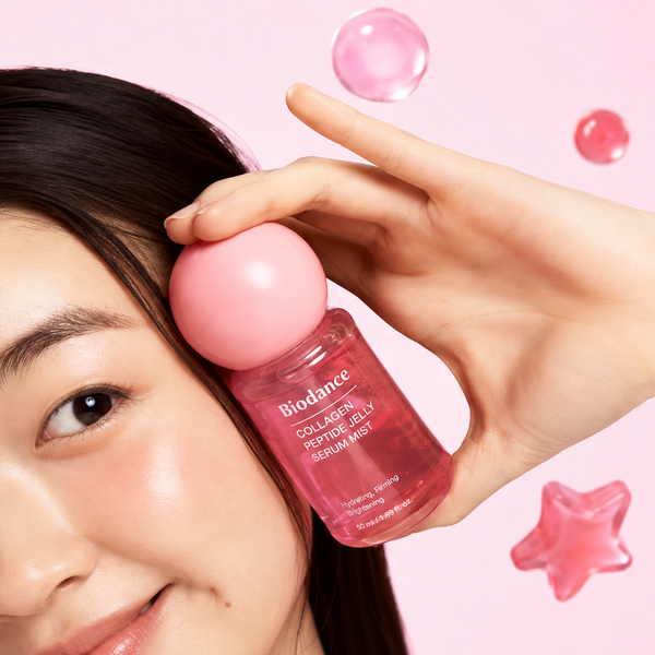 Jeune femme souriante présentant le Biodance Collagen Peptide Jelly Serum Mist 50 ml, sérum en brume hydratant, raffermissant et illuminateur.