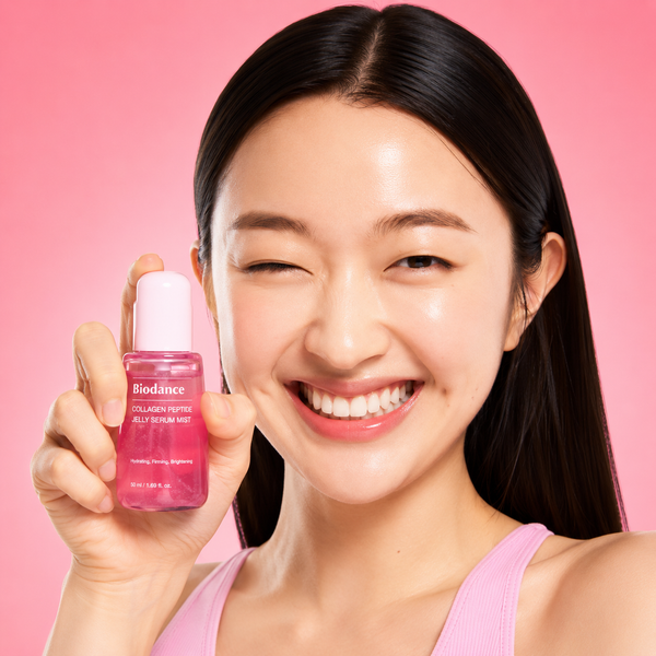 Biodance Collagen Peptide Jelly Serum Mist 50 ml présenté par un mannequin, brume visage au collagène pour hydrater, repulper et raviver l’éclat de la peau.