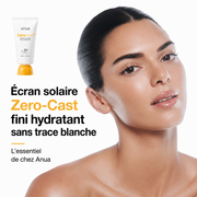 modèle qui montre la texture de la crème solaire anua zéro cast fini hydratant sans traces blanches 