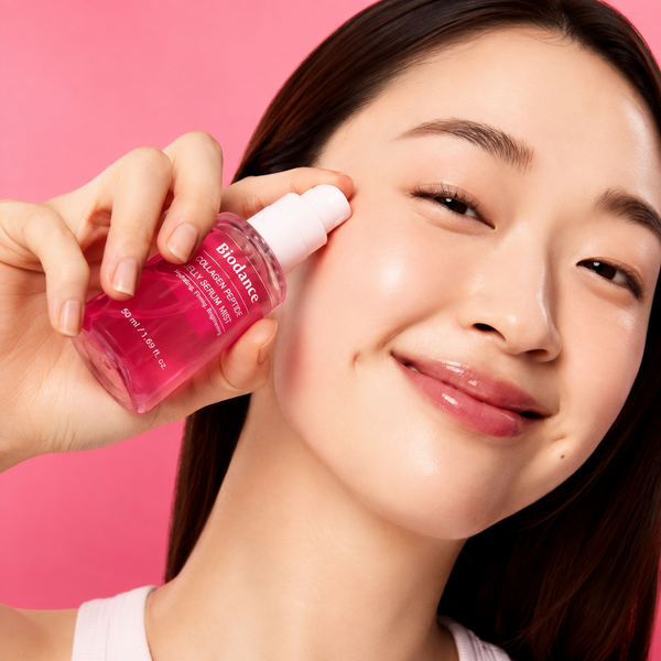 Application du Biodance Collagen Peptide Jelly Serum Mist 50 ml, brume visage enrichie en collagène, peptides et acide hyaluronique pour une peau fraîche et repulpée.