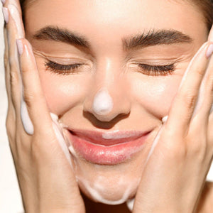https://cdn.shopify.com/s/files/1/0568/9802/7638/files/Anua_HeartleafPoreControlCleansingOil_Photo4.jpg?v=1764000370
