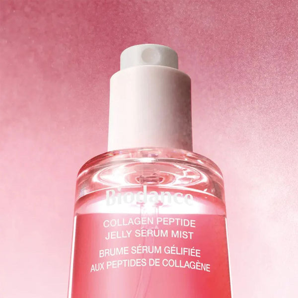 Flacon de la brume Biodance Jelly Serum Mist à la texture gelée transformée en fine brume hydratante.