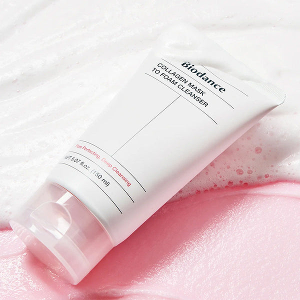 Tube du nettoyant visage Biodance Collagen Mask to Foam posé sur une texture crémeuse pour une routine K-Beauty hydratante.