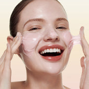 Application du nettoyant Biodance Collagen Mask to Foam sur le visage pour éliminer les impuretés et nettoyer les pores