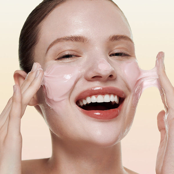 Application du nettoyant Biodance Collagen Mask to Foam sur le visage pour éliminer les impuretés et nettoyer les pores