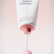Texture du nettoyant Biodance Collagen Mask to Foam distribuée depuis le tube pour un nettoyage doux du visage.