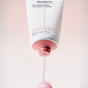 Texture du nettoyant Biodance Collagen Mask to Foam distribuée depuis le tube pour un nettoyage doux du visage.