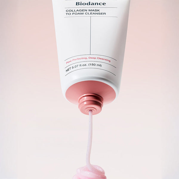 Texture du nettoyant Biodance Collagen Mask to Foam distribuée depuis le tube pour un nettoyage doux du visage.