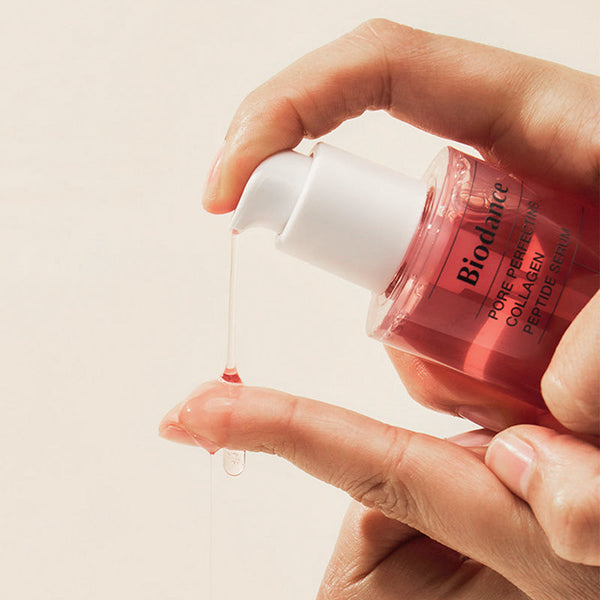 Sérum Biodance Pore Perfecting Collagen Peptide 30 ml avec texture légère appliquée sur les doigts pour resserrer les pores et hydrater la peau.