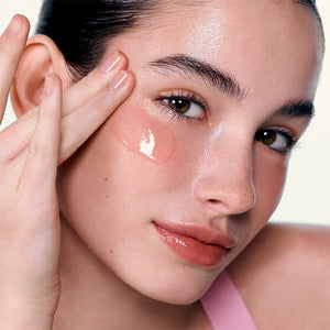 Application du sérum Biodance Pore Perfecting Collagen Peptide sur le visage pour lisser le grain de peau et réduire l’apparence des pores.