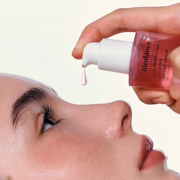 Application du sérum Biodance Pore Perfecting Collagen Peptide à l’aide du flacon pompe sur une peau propre avant la routine visage.