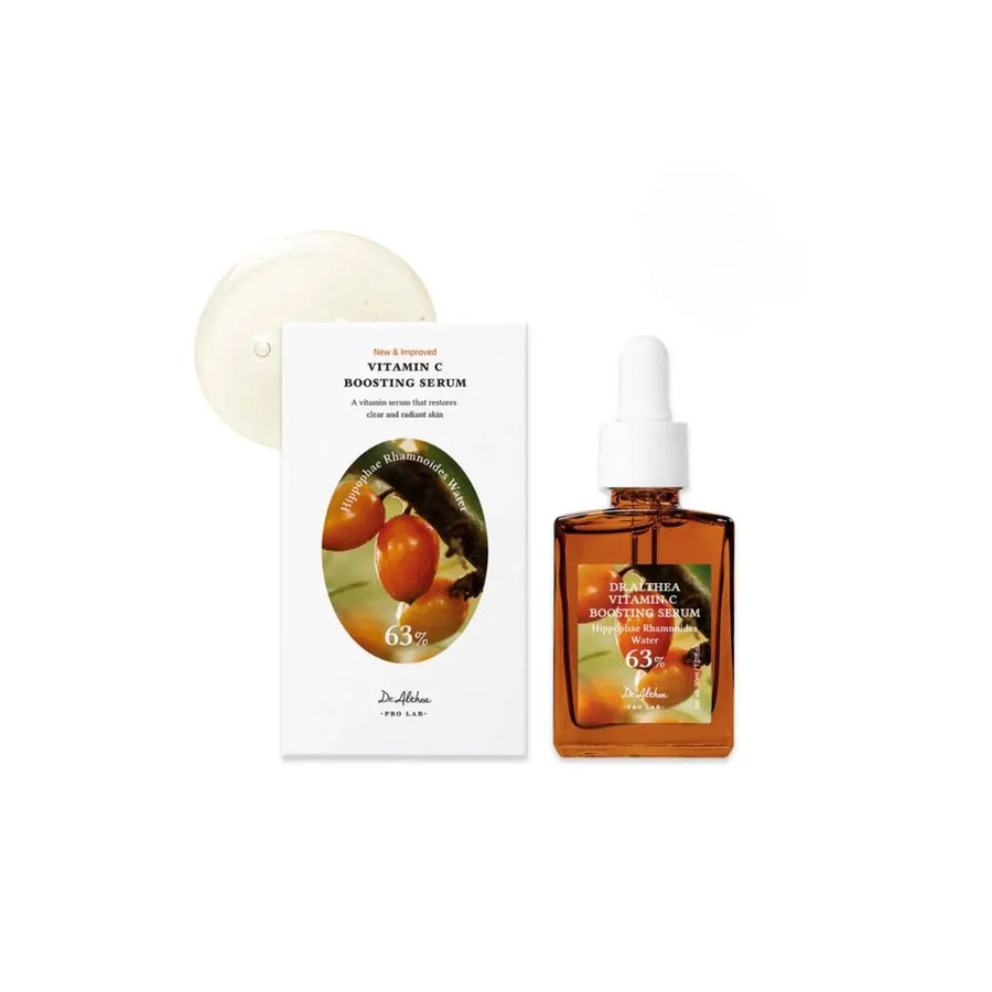 Dr. Althea Vitamin C Boosting Serum présenté sur une affiche promotionnelle mettant en avant l’éclat du teint, l’hydratation intense et une texture légère à absorption rapide