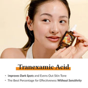 Dr. Althea Vitamin C Boosting Serum présenté sur une affiche promotionnelle mettant en avant l’éclat du teint, l’hydratation intense et une texture légère à absorption rapide