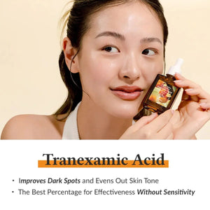 Dr. Althea Vitamin C Boosting Serum présenté sur une affiche promotionnelle mettant en avant l’éclat du teint, l’hydratation intense et une texture légère à absorption rapide