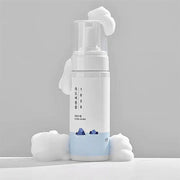 Round Lab 1025 Dokdo Cleanser, mousse nettoyante douce pour une peau propre, fraîche et confortable.