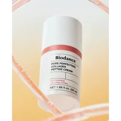 Pot de crème Biodance Collagen Peptide Cream sur fond pastel, soin hydratant et raffermissant pour le visage.