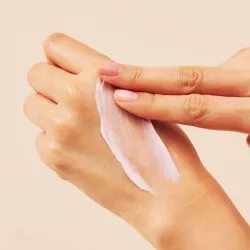 Texture légère de la crème Biodance Collagen Peptide appliquée sur la peau pour une hydratation durable.