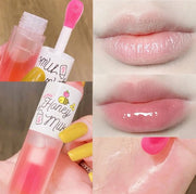 A’pieu Honey & Milk : gloss à lèvres rose glossy présenté sur fond pastel, avec gros plan sur les lèvres et packaging délicat aux motifs miel, lait et abeille. Visuel promotionnel Glass Skin Hub.