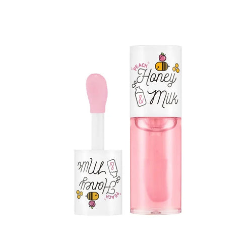 A’pieu Honey & Milk : gloss à lèvres rose glossy présenté sur fond pastel, avec gros plan sur les lèvres et packaging délicat aux motifs miel, lait et abeille. Visuel promotionnel Glass Skin Hub.