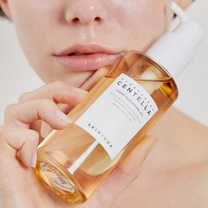 https://cdn.shopify.com/s/files/1/0568/9802/7638/files/SKIN1004-Madagascar-Centella-Light-Cleansing-Oil7.jpg?v=1751281536