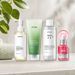 Coffret skincare coréenne Anua avec huile nettoyante Heartleaf, mousse nettoyante, toner apaisant et sérum niacinamide disposés sur un fond beige minimaliste.