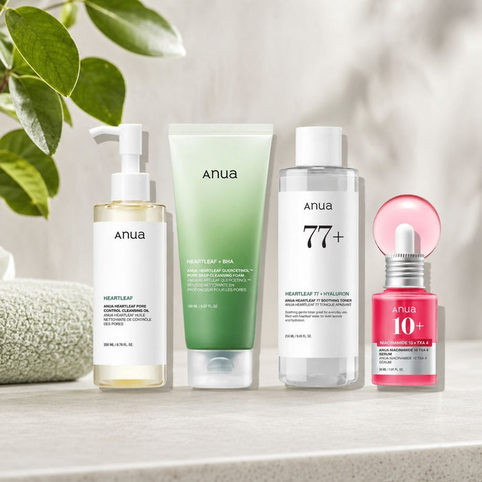 Coffret skincare coréenne Anua avec huile nettoyante Heartleaf, mousse nettoyante, toner apaisant et sérum niacinamide disposés sur un fond beige minimaliste.