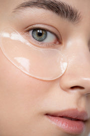 Patchs hydrogel contour des yeux pour hydrater intensément, lisser les ridules et réveiller le regard avec un effet frais, repulpé et lumineux.