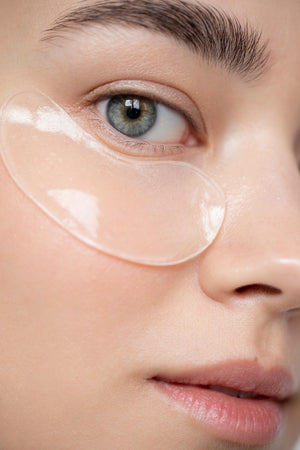 Patchs hydrogel contour des yeux pour hydrater intensément, lisser les ridules et réveiller le regard avec un effet frais, repulpé et lumineux.