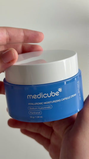 Vidéo montrant la texture de la Medicube Hyaluronic Capsule Cream, crème hydratante coréenne à l’acide hyaluronique appliquée sur la main. »