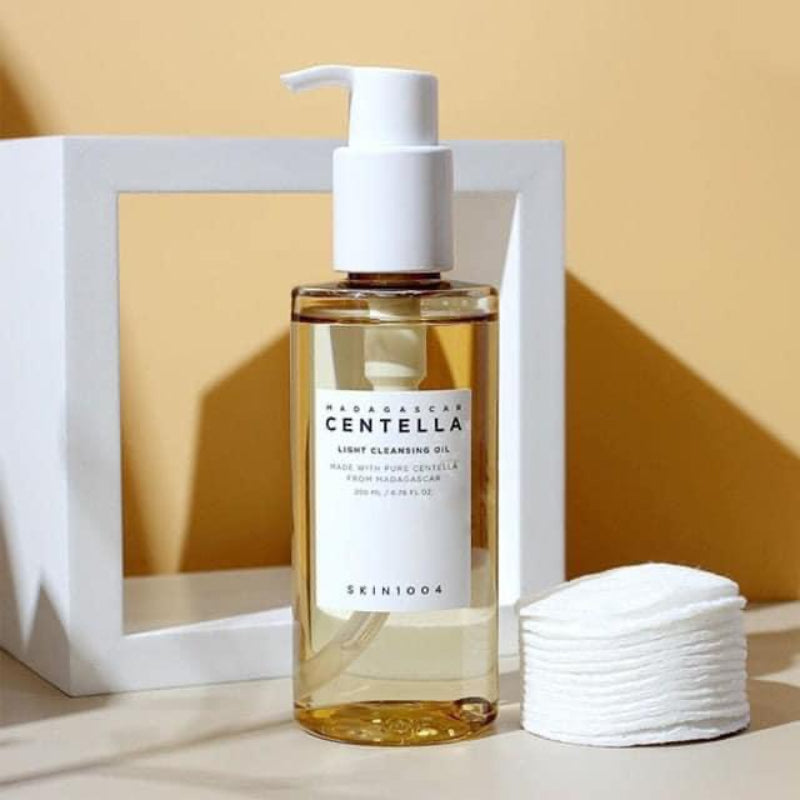 https://cdn.shopify.com/s/files/1/0568/9802/7638/files/616846-skin1004-madagascar-centella-light-cleansing-oil-200ml-1-1050Wx1050H.jpg?v=1751281536